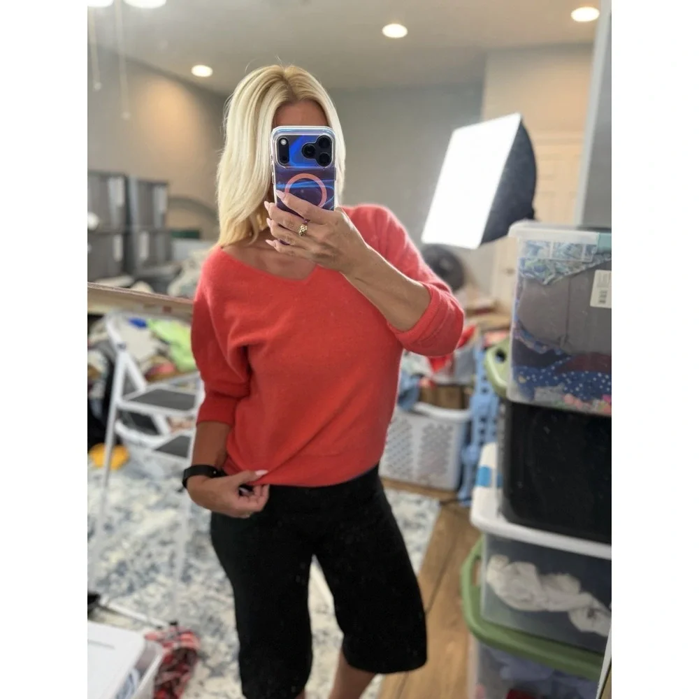 Tahari M Luxury 100% 2 Ply Cashmere Coral Sweater V Neck Long Sleeve Glamorous